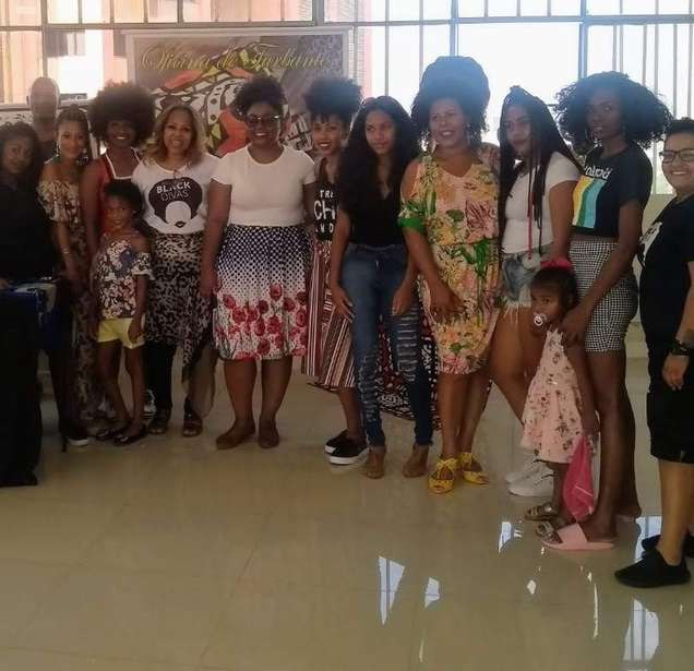Grupo de mulheres e crianças do Instituto na Oficina do Turbante