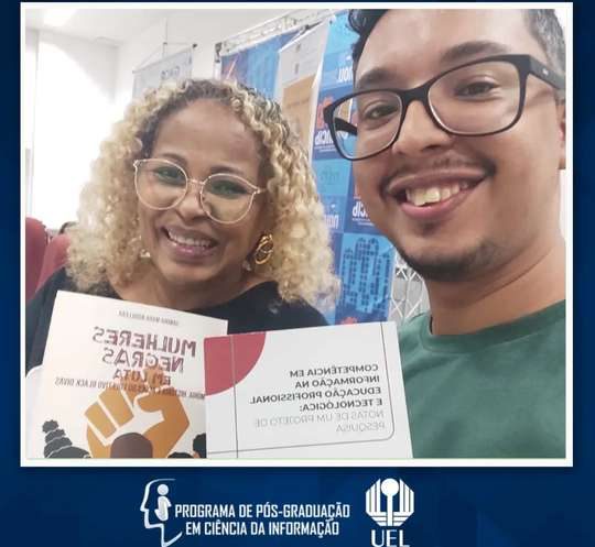 Sandra Aguillera com seu livro, evento acadêmico na UEL